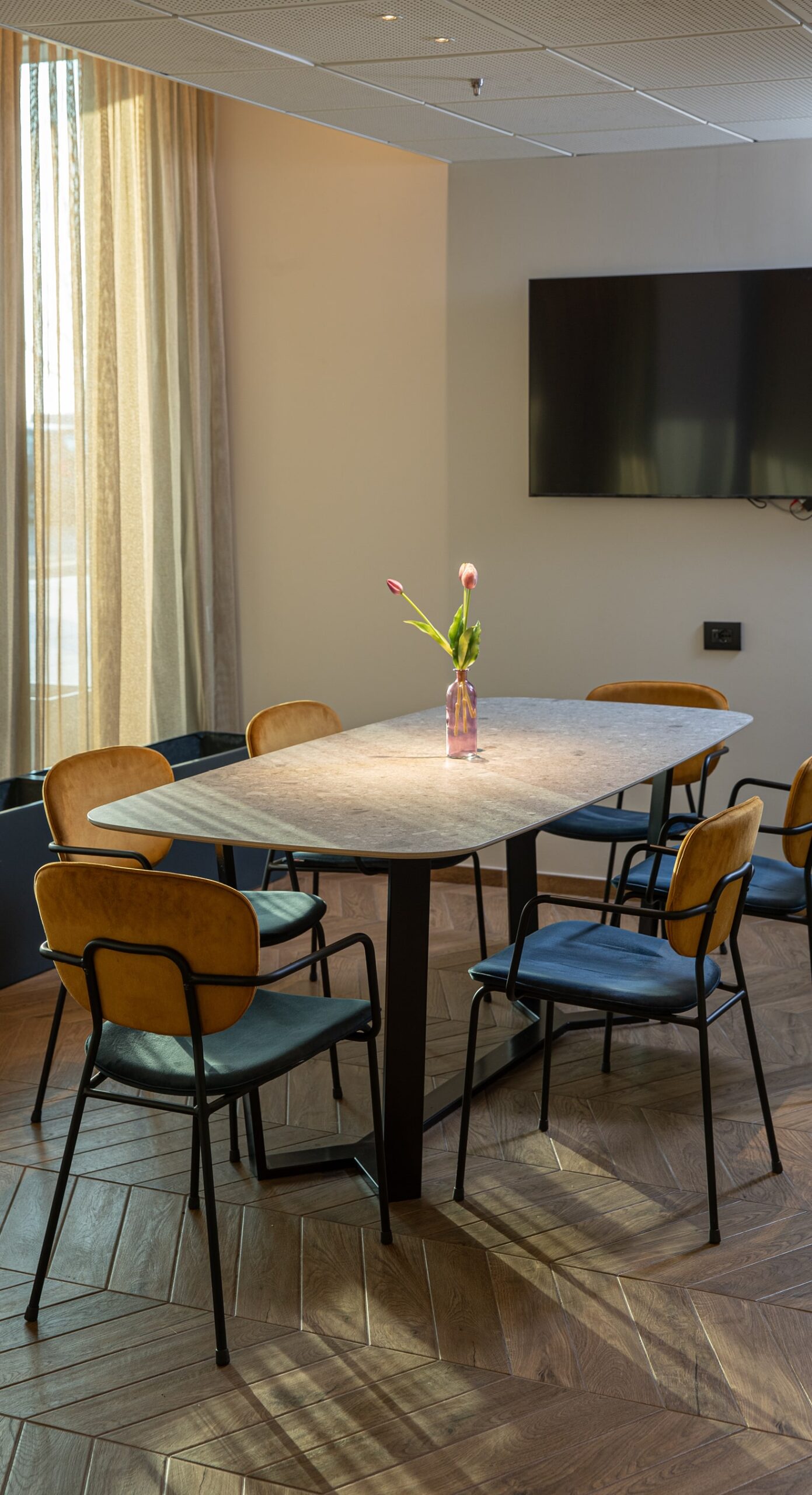 RMH HOTEL RAFFAELLO (MO) Realizzazione tavolo in gres porcellanato / Ceppo di Gre