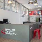 NEGOZIO MAWS (VR) Rivestimento bancone in gres porcellanato / Calce Antracite